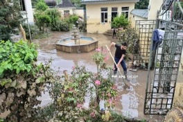 Qəbələdə güclü leysan yağışlarından sonra evlərin həyətinə su dolub, yollarda hərəkət məhdudlaşıb