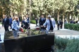 Milli Musiqi Günü münasibətilə I Fəxri xiyabanda Üzeyir Hacıbəylinin məzarı ziyarət edilib - FOTO