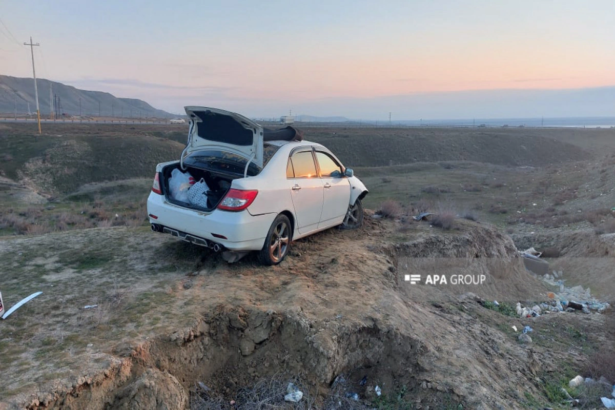 Hacıqabulda maşın dərəyə aşıb, xəsarət alanlar var - FOTO