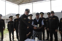 Xidməti vəzifəsini yerinə yetirərkən həlak olmuş FHN əməkdaşının təltifləri ailəsinə təqdim edilib