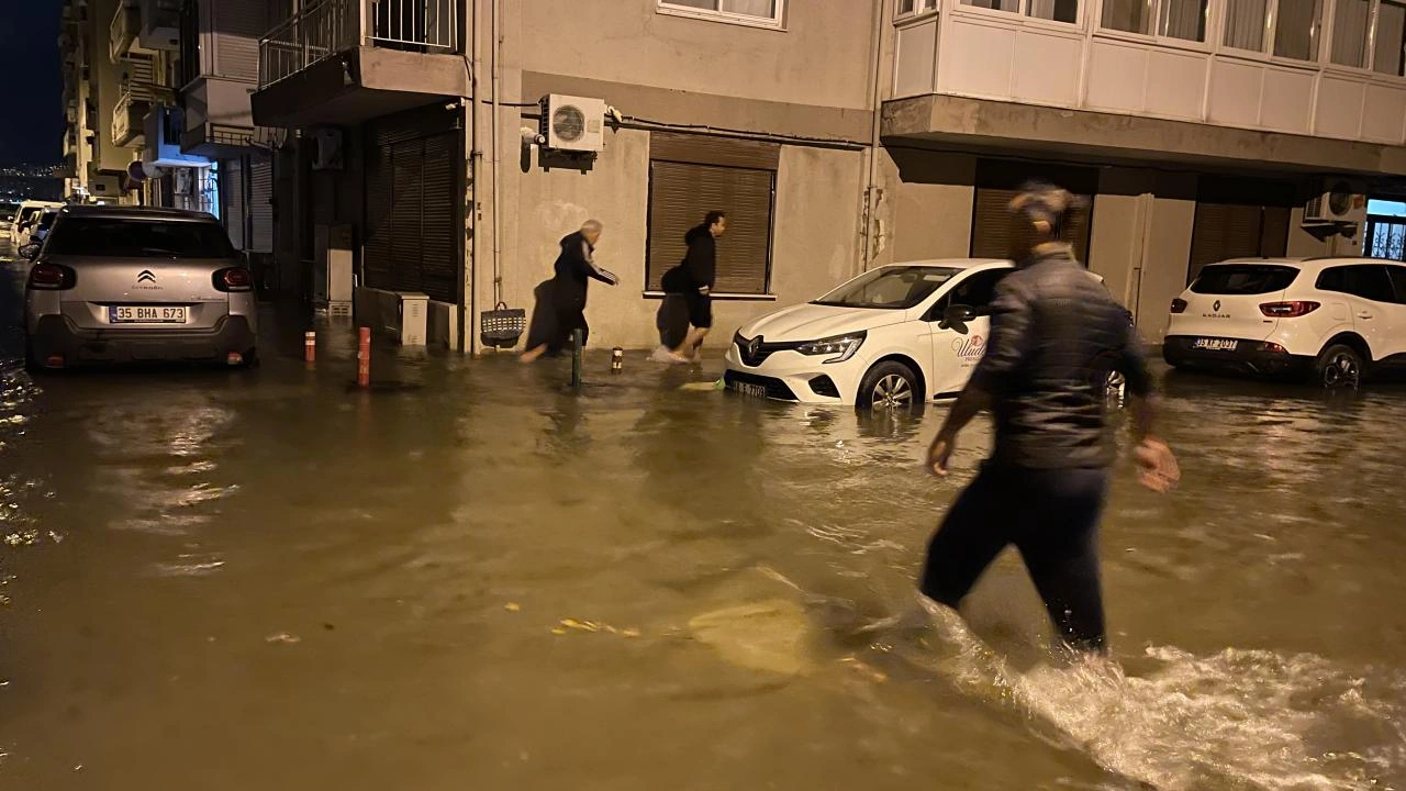 İzmirdə dəniz daşdı,küçələr su altında qaldı  - Fotolar