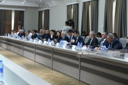 Uşaqların zərərli informasiyadan qorunması ilə bağlı hüquqi akt layihəsi müzakirə olunub - FOTO