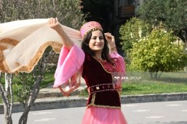 Bakının mərkəzində kəlağayı ilə yürüş keçirilib - FOTO