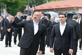 Prezidentlər İlham Əliyev və Sərdar Berdiməhəmmədov Şuşada işğal dövründə güllələnmiş büstlərə baxıblar