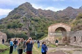 Beynəlxalq səyyahlar Xudavəng monastır kompleksini ziyarət edib - FOTO