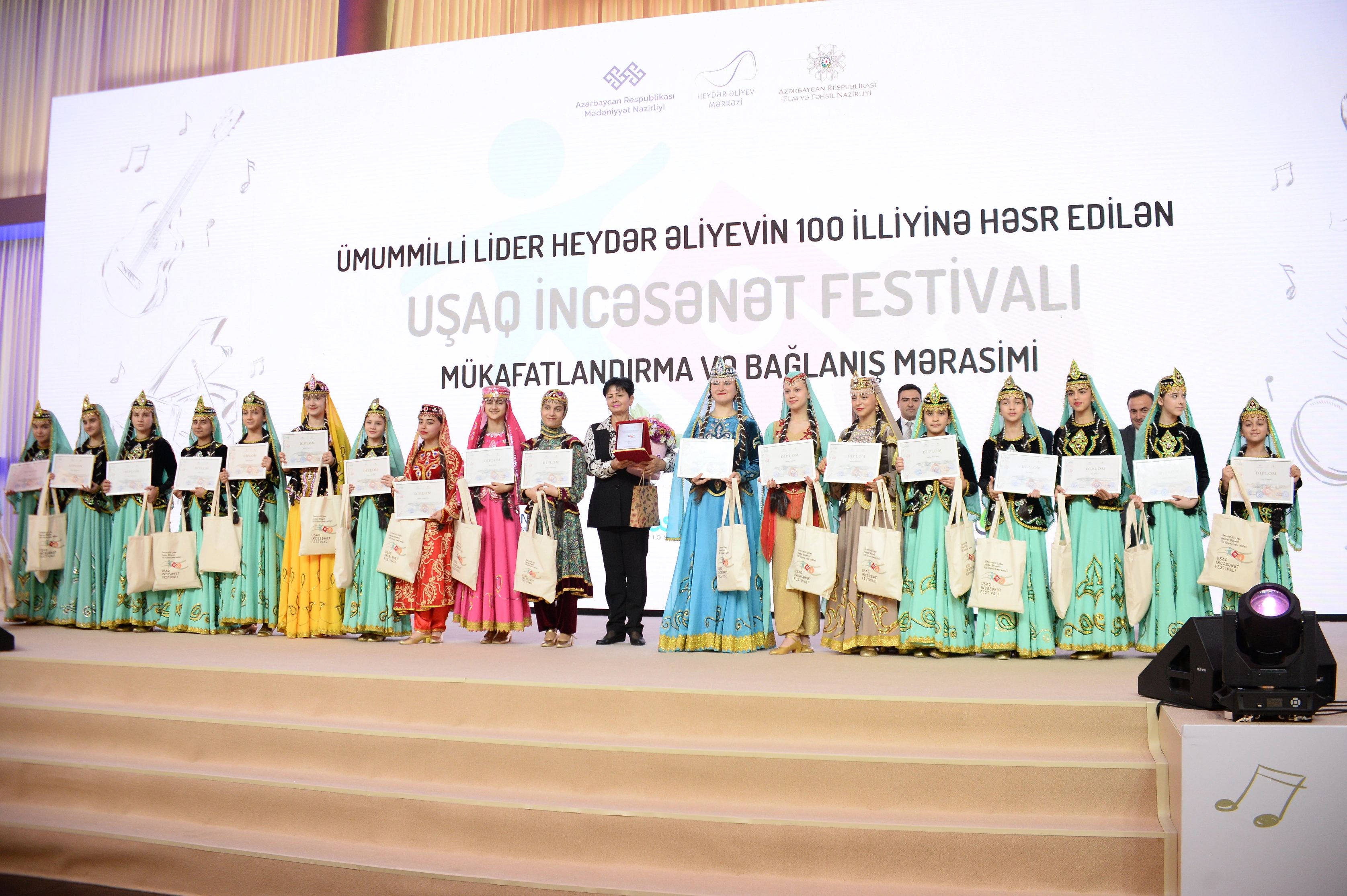 Uşaq İncəsənət Festivalının qalibləri mükafatlandırıldı  - Fotolar