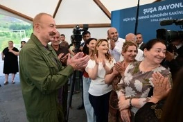 Prezident İlham Əliyev Şuşanın Kiçik Qaladərəsi kəndində görülən işlərlə tanış olub və kəndə qayıdan sakinlərlə görüşüb - FOTO