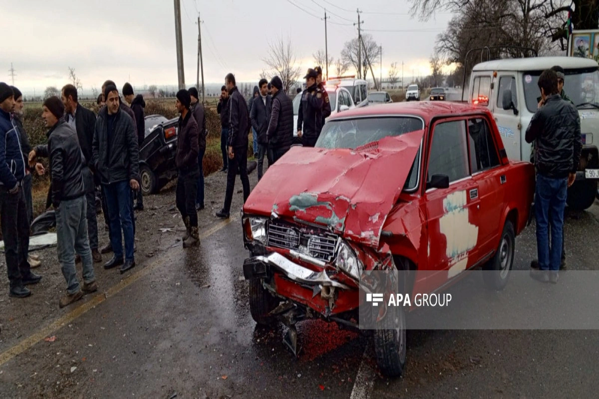 Oğuzda minik avtomobilləri toqquşub, xəsarət alanlar var - FOTO