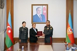 Müdafiə naziri Milli qəhrəmanların ailələlərinə medallar təqdim edib