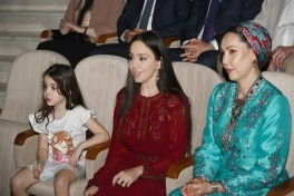 Leyla Əliyeva Arkadağ şəhərində əfsanəvi "Galkynyş" milli atüstü oyunlar qrupunun çıxışını izləyib - FOTO