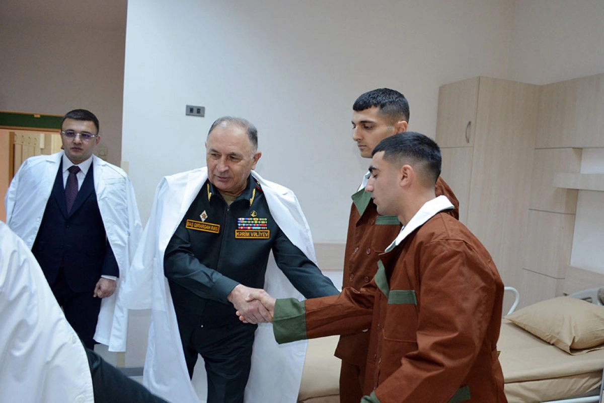 Müdafiə Nazirliyinin rəhbərliyi Baş Klinik Hospitalda olub - VİDEO