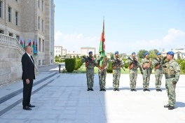 Prezident İlham Əliyev Əlahiddə Ümumqoşun Orduda yeni yaradılan komando hərbi hissələrinə Döyüş bayraqlarının verilməsi mərasimində iştirak edib - FOTO