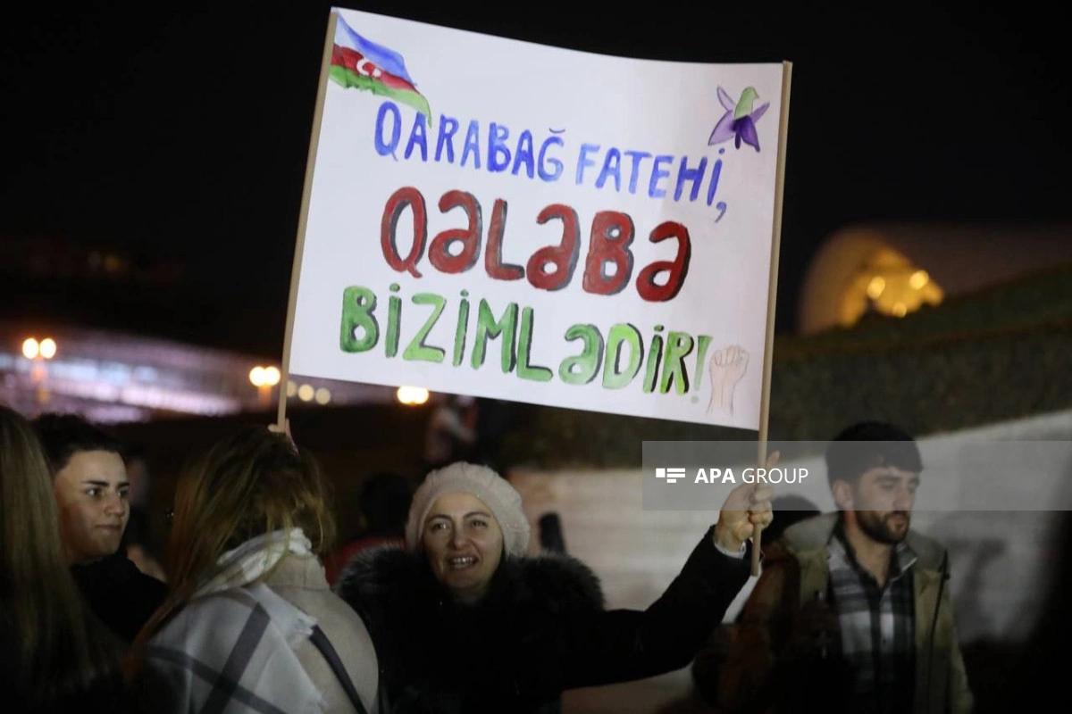 Bakı sakinləri İlham Əliyevin prezident seçilməsini bayram edir - FOTOLENT