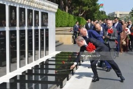 Xarici İşlər Nazirliyinin kollektivi Şəhidlər xiyabanını ziyarət edib - FOTO