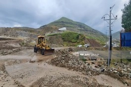 Daşkəsəndə iri qaya parçaları yolu bağlayıb