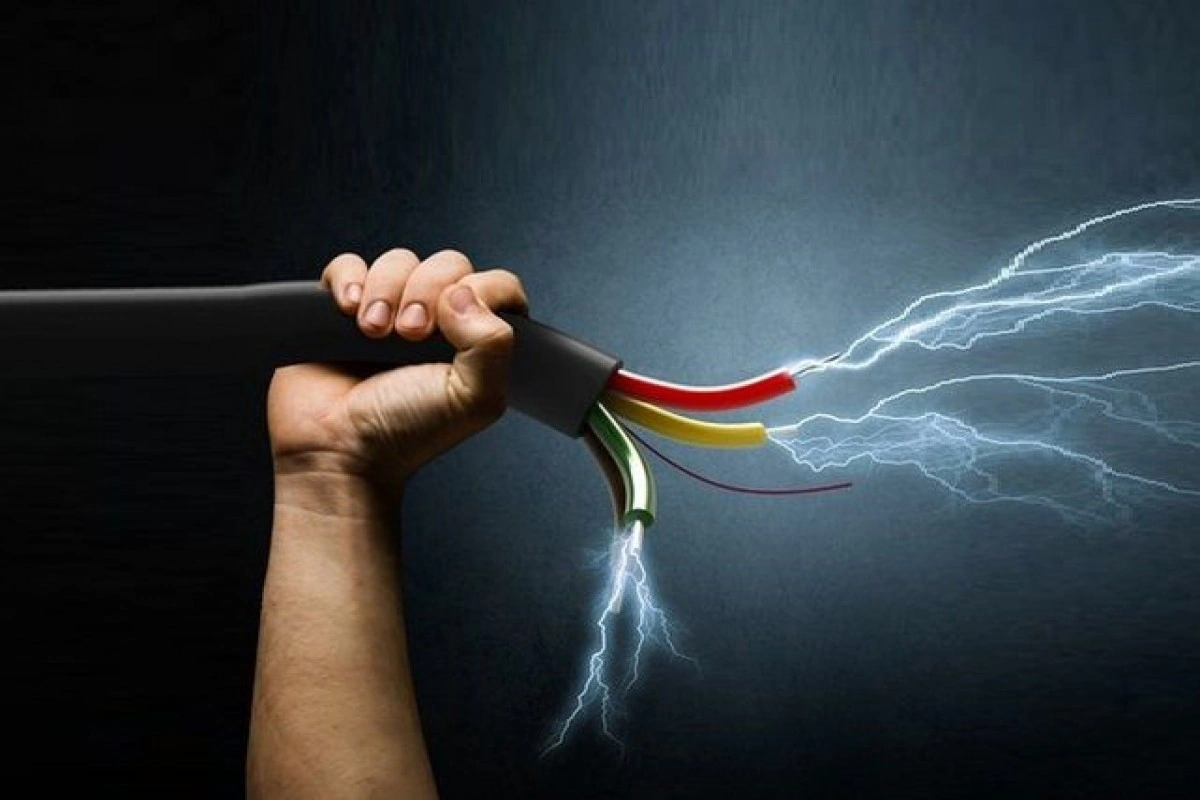 Şəkidə yüksək gərginlikli elektrik cərəyanının vurduğu kişi yanaraq ölüb - YENİLƏNİB