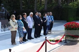 Milli Musiqi Günü münasibətilə I Fəxri xiyabanda Üzeyir Hacıbəylinin məzarı ziyarət edilib - FOTO