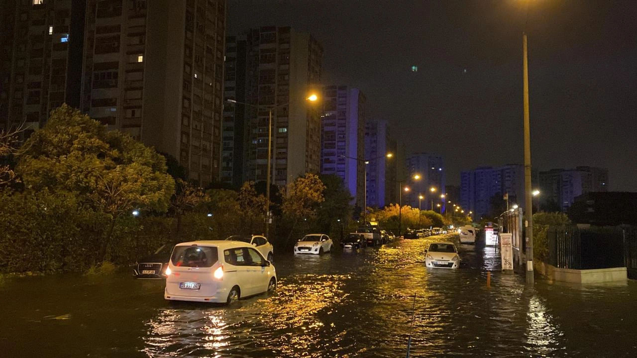 İzmirdə dəniz daşdı,küçələr su altında qaldı  - Fotolar