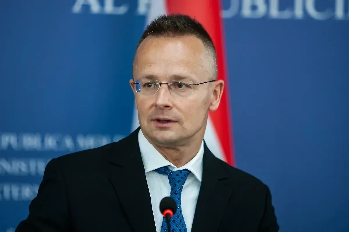 Macarıstanda sabiq XİN başçısı Peter Siyartonun dövlətə xəyanət iddiaları üzrə araşdırma aparılır