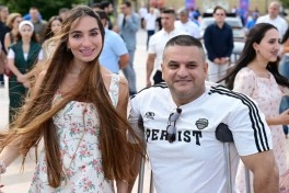 Heydər Əliyev Fondunun vitse-prezidenti Leyla Əliyeva və Arzu Əliyeva klassik avtomobillərin yürüşü və sərgisini izləyiblər