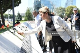 Türkiyə nümayəndə heyəti Şəhidlər xiyabanı və Türk şəhidliyini ziyarət edib - FOTO