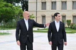 Prezidentlər İlham Əliyev və Sərdar Berdiməhəmmədov Şuşada işğal dövründə güllələnmiş büstlərə baxıblar