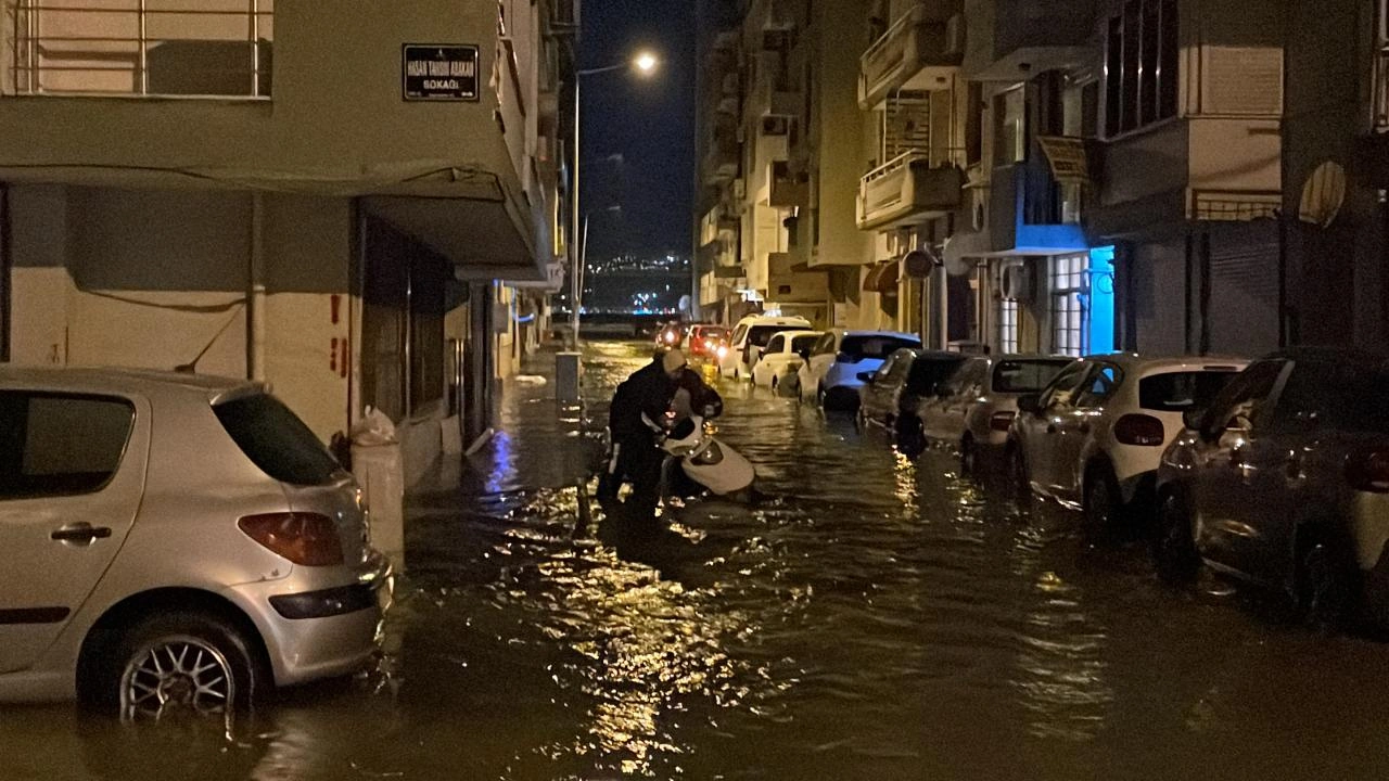 İzmirdə dəniz daşdı,küçələr su altında qaldı  - Fotolar
