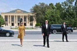 Prezident İlham Əliyev Ümummilli Lider Heydər Əliyevin Naxçıvan şəhərindəki abidəsini ziyarət edib - VİDEO