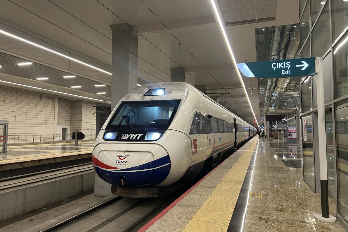 İstanbulda hava limanına gedən metro qatarı relsdən çıxıb