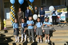 Emin Əmrullayev bu il məktəbə qədəm qoyan şagirdləri təbrik edib - FOTO