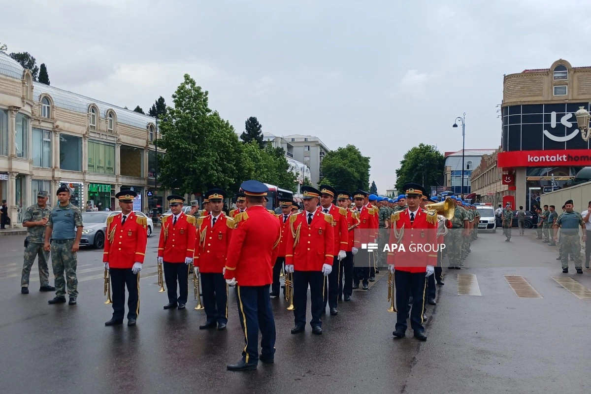 Gəncədə hərbi orkestrin müşayiəti ilə yürüş başlayıb - FOTO