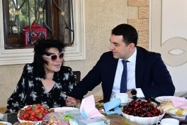 Mədəniyyət naziri Adil Kərimli yubileyi münasibətilə Xalq artisti Flora Kərimovanı evində ziyarət edib