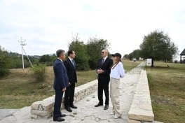 Prezident Şamaxıda Pir Ömər Sultan ziyarətgahında aparılan konservasiya işləri ilə tanış olub - YENİLƏNİB - FOTO