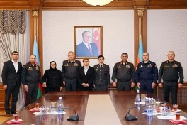 Müdafiə naziri Milli qəhrəmanların ailələlərinə medallar təqdim edib