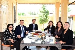 Mədəniyyət naziri Adil Kərimli yubileyi münasibətilə Xalq artisti Flora Kərimovanı evində ziyarət edib