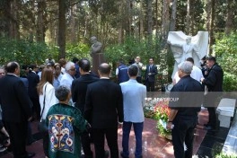Milli Musiqi Günü münasibətilə I Fəxri xiyabanda Üzeyir Hacıbəylinin məzarı ziyarət edilib - FOTO