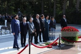 Milli Musiqi Günü münasibətilə I Fəxri xiyabanda Üzeyir Hacıbəylinin məzarı ziyarət edilib - FOTO