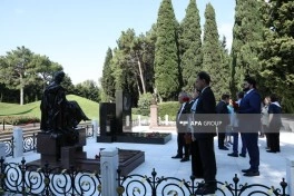Milli Musiqi Günü münasibətilə I Fəxri xiyabanda Üzeyir Hacıbəylinin məzarı ziyarət edilib - FOTO