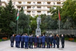 Bakıda Atatürkün heykəli ziyarət olunub - FOTO
