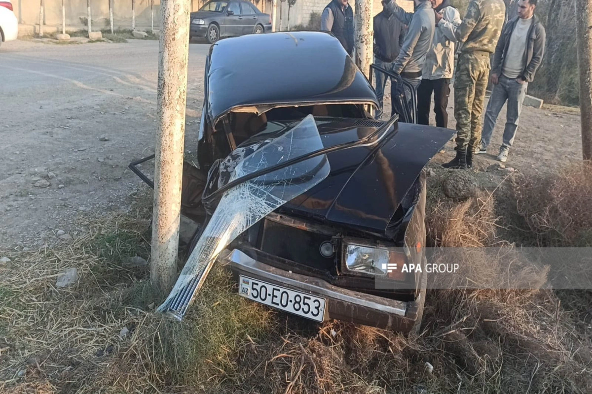 Sumqayıtda "VAZ 2107" elektrik dirəyinə çırpılıb, xəsarət alanlar var - FOTO
