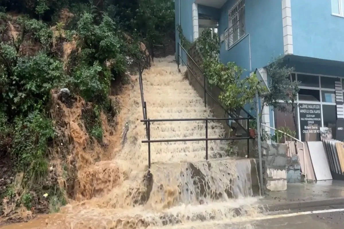 İstanbulda seldə ölənlərin sayı 4-ə çatıb, 3 nəfər itkin düşüb