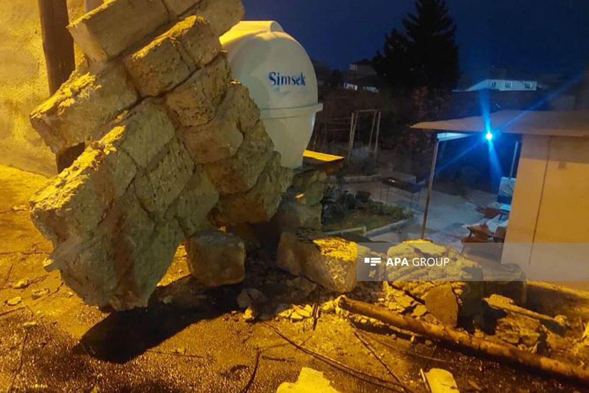 Bakıda qəzaya düşən avtobus evin damına çıxıb - FOTO - VİDEO