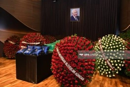 Nəriman Həsənzadə ilə vida mərasimi keçirilir, Prezident və Birinci vitse-prezident əklil göndərib - FOTO - YENİLƏNİB