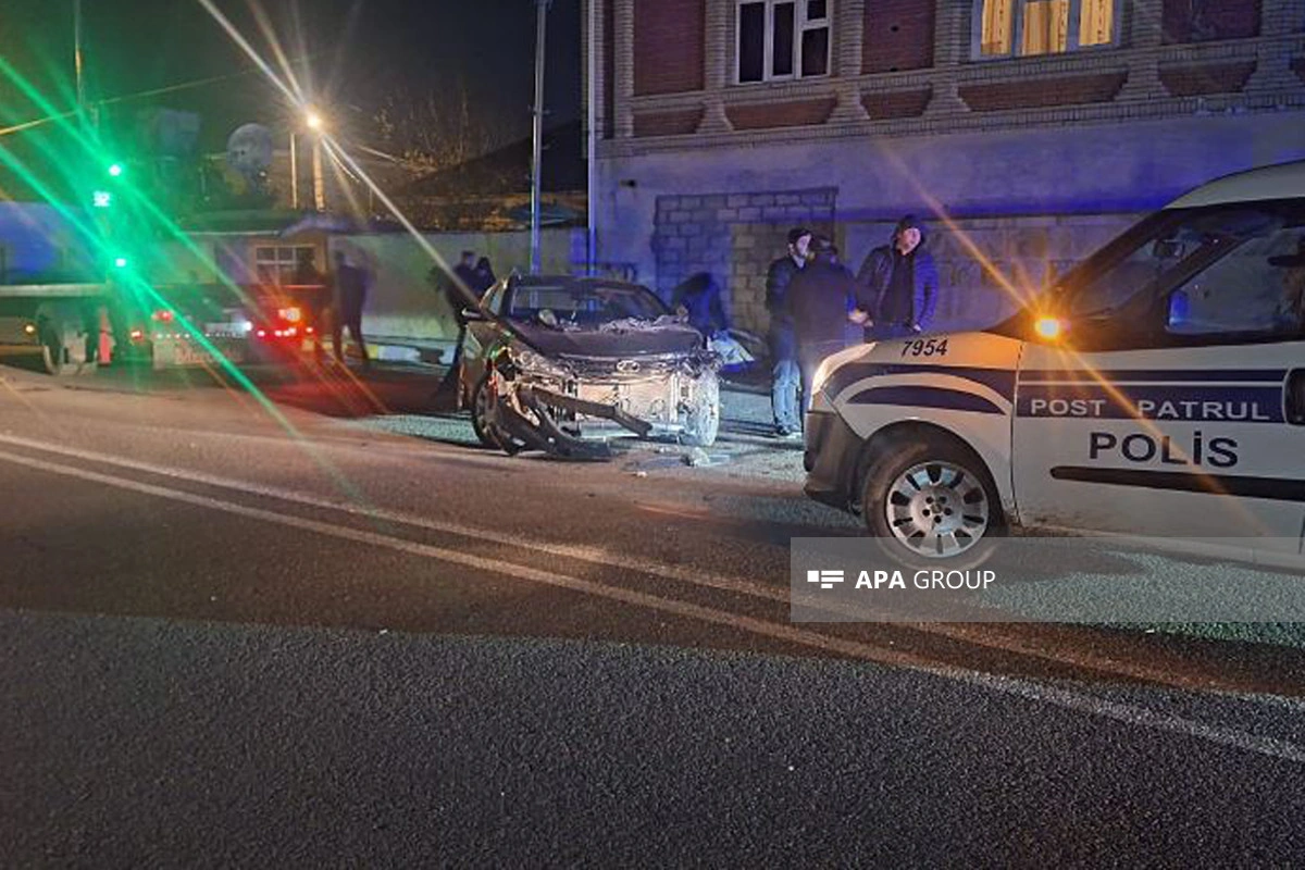 Lənkəranda avtomobil işıq dirəyini aşırıb - FOTO