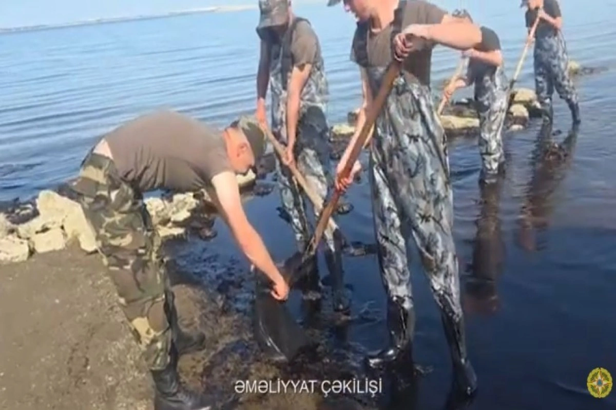 Dübəndidə dəniz sahilində aşkar edilmiş neft qalıqları ərazidən kənarlaşdırılıb - VİDEO