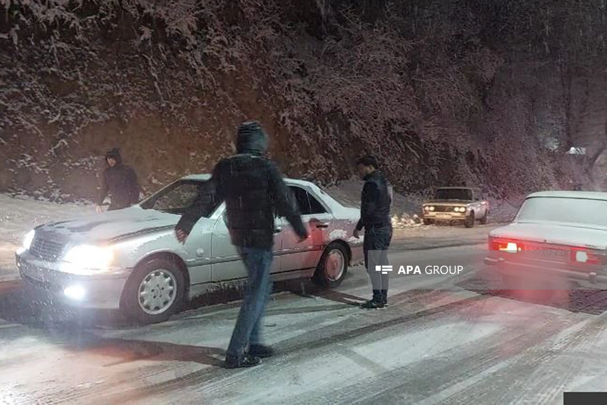 Göygöl-Kəlbəcər yolu buz bağlayıb, avtomobillərin hərəkəti çətinləşib - FOTO