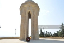 Xarici İşlər Nazirliyinin kollektivi Şəhidlər xiyabanını ziyarət edib - FOTO