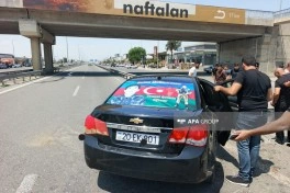 Goranboyda maşın arakəsməyə çırpılıb, xəsarət alanlar var - FOTO