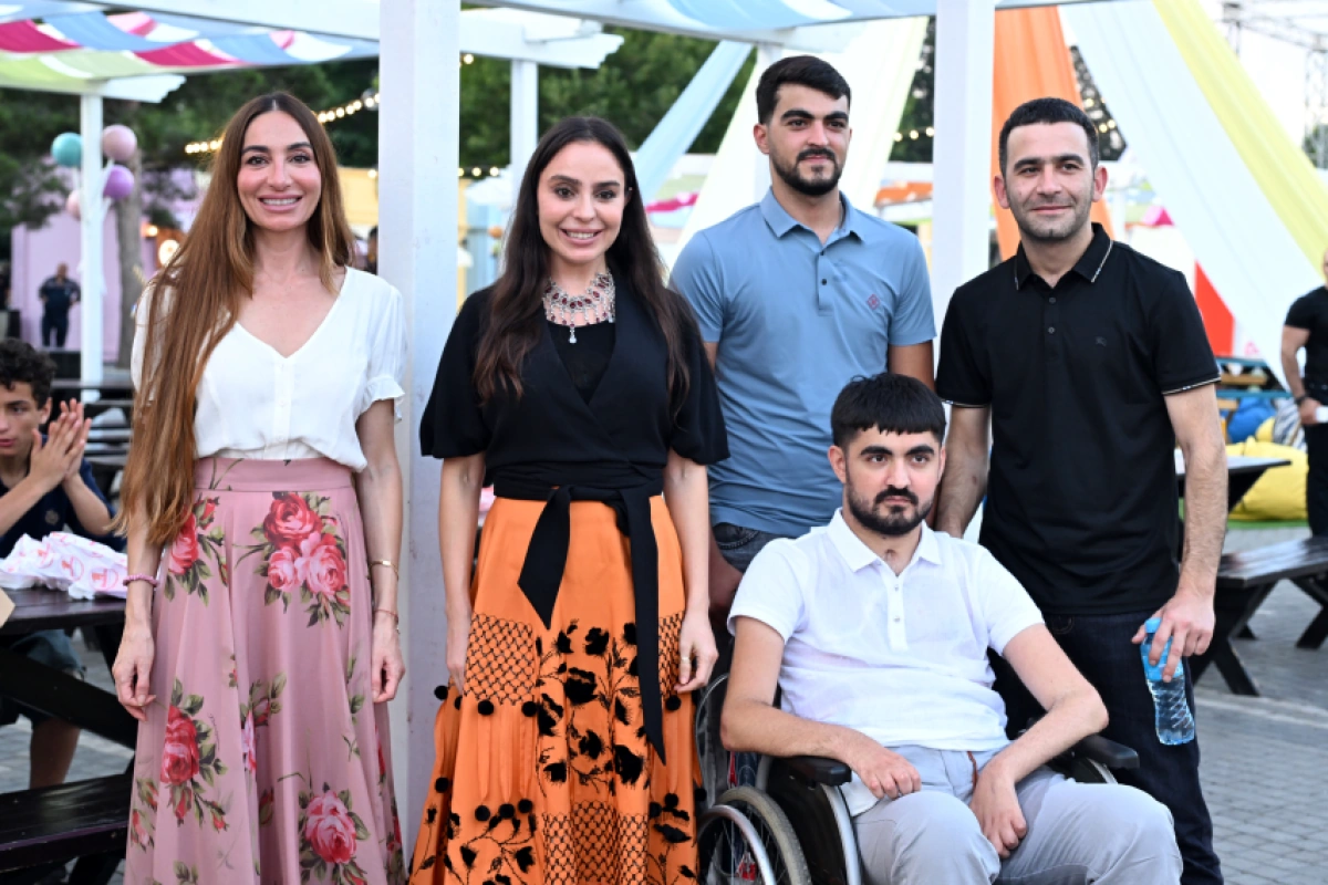 Leyla Əliyeva və Arzu Əliyeva “CandyFest” yay festivalını ziyarət edib və “Sehrli mirvari” su sirki şousunu izləyiblər - FOTO