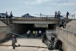 Hacıqabulda avtomobil körpüdən aşıb, 2 nəfər xəsarət alıb - FOTO